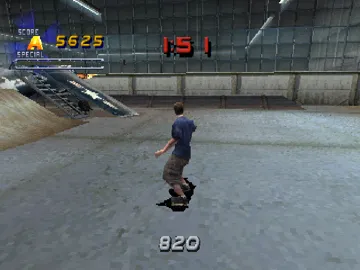 Tony Hawk Pro Skater 2 (US) screen shot game playing